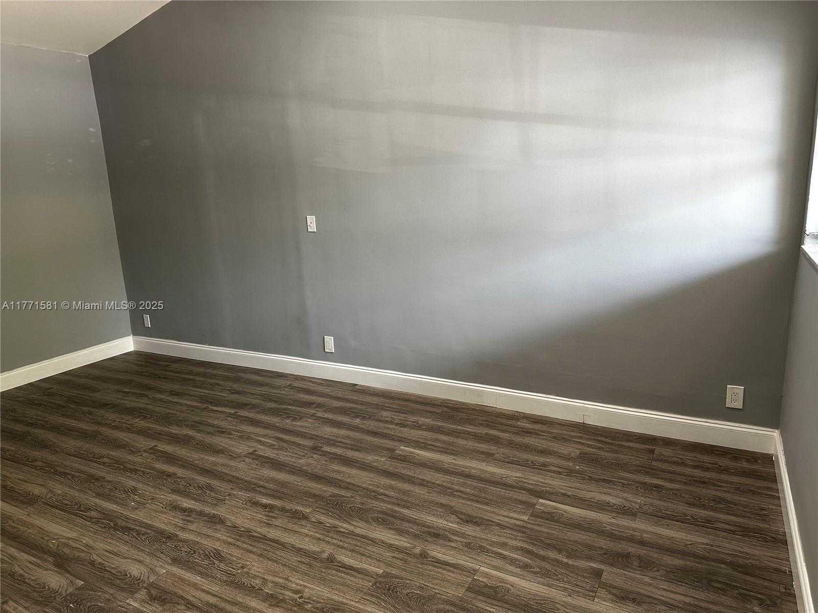 Small Image of 2444 PLUNKETT, Hollywood Number 6