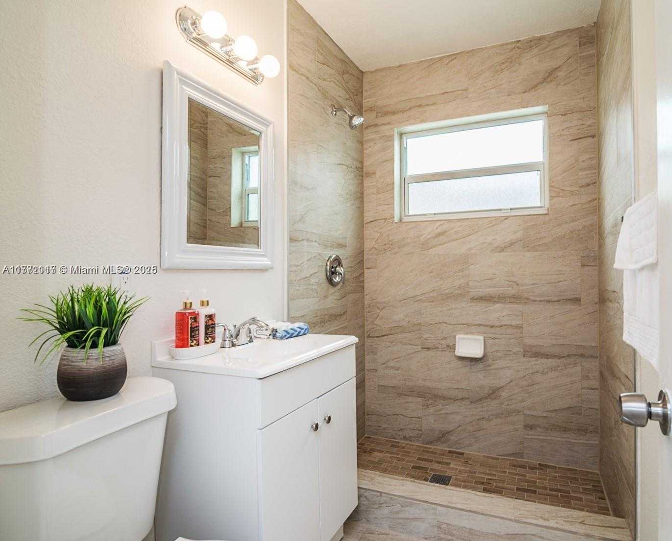 Small Image of 2542 FILLMORE ST, Hollywood Number 2