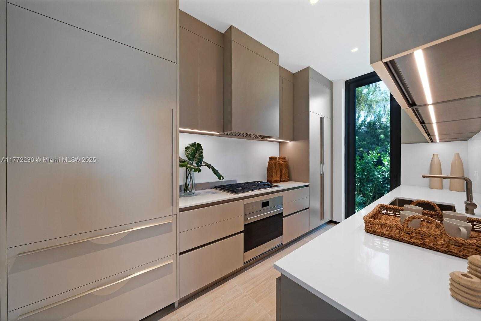 Small Image of 5515 PINE TREE DR, Miami Beach Number 12