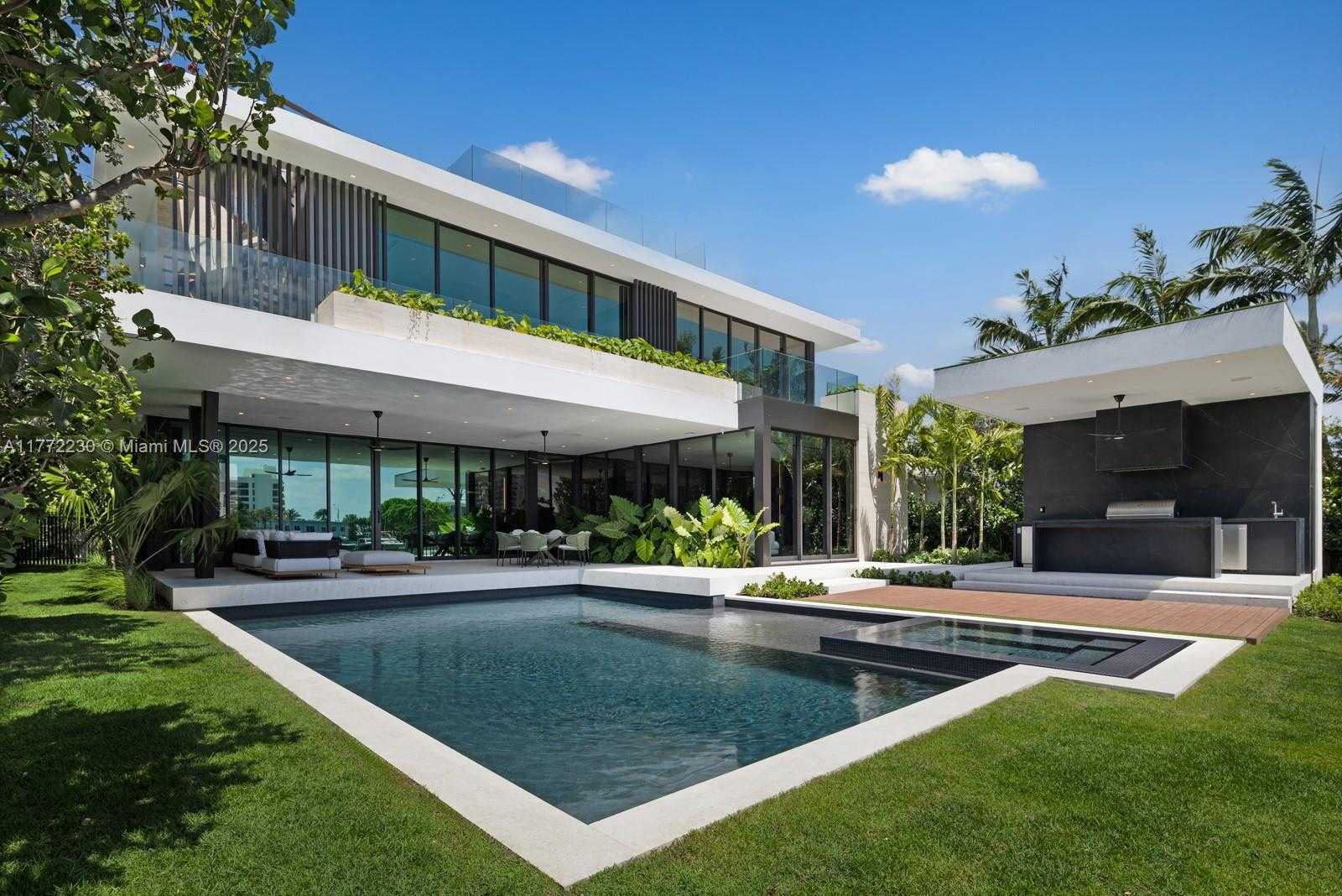 Small Image of 5515 PINE TREE DR, Miami Beach Number 2