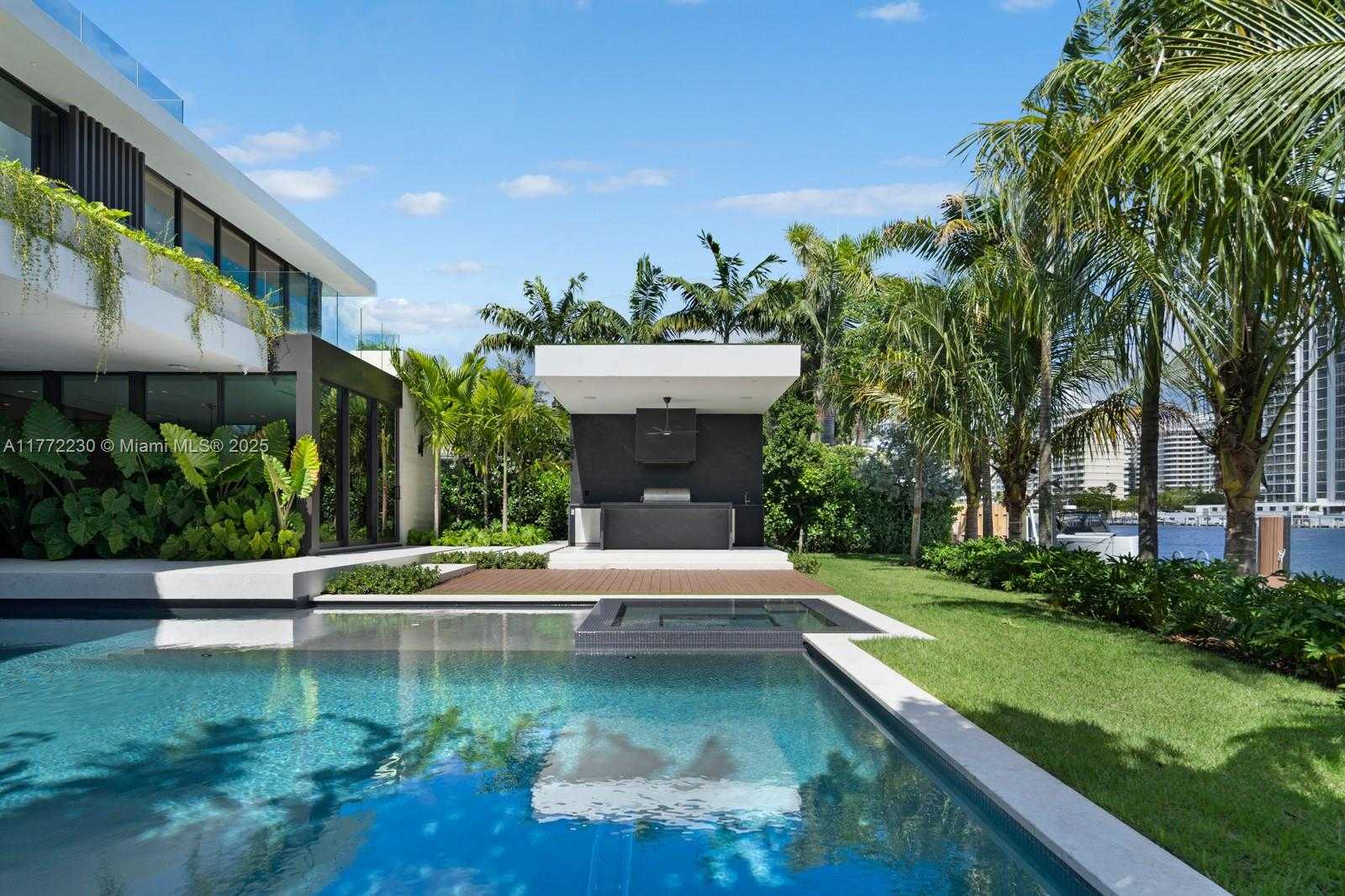 Small Image of 5515 PINE TREE DR, Miami Beach Number 20
