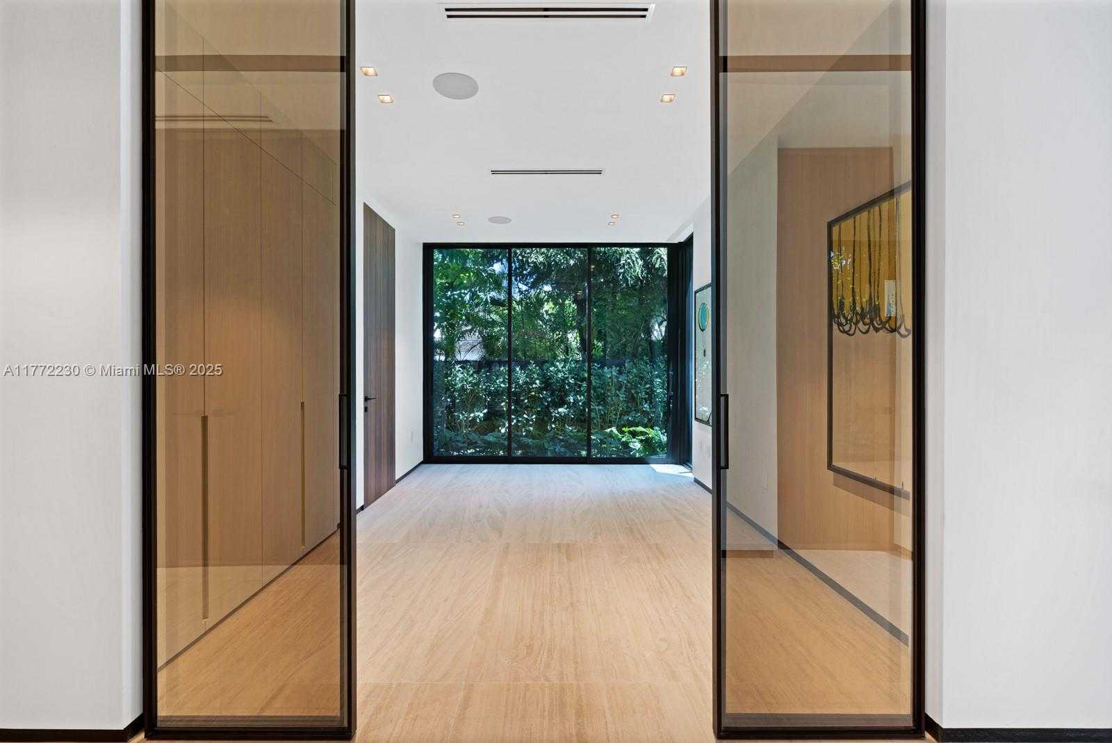 Small Image of 5515 PINE TREE DR, Miami Beach Number 25