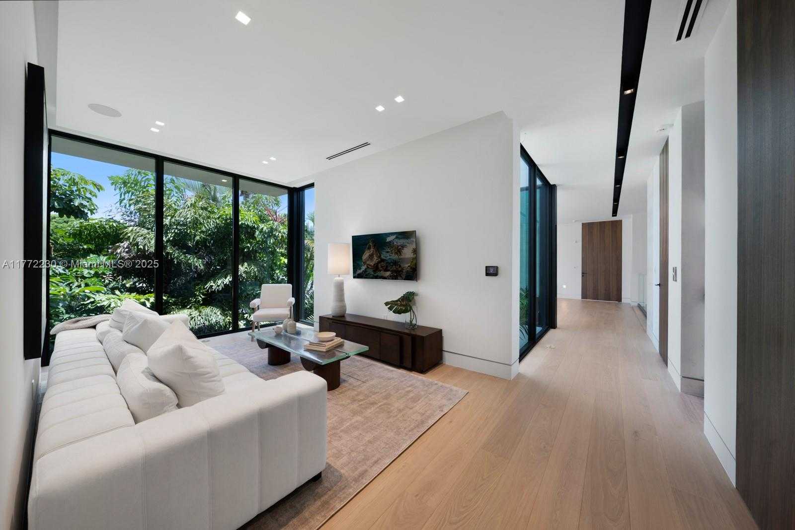 Small Image of 5515 PINE TREE DR, Miami Beach Number 39