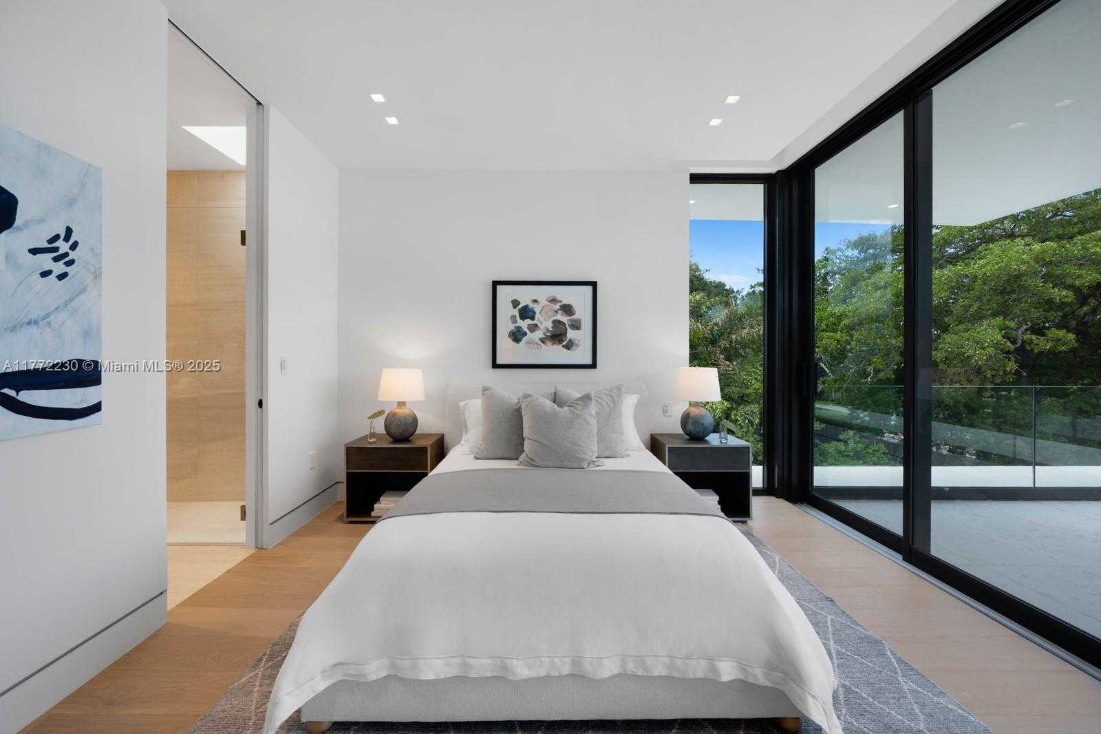 Small Image of 5515 PINE TREE DR, Miami Beach Number 42