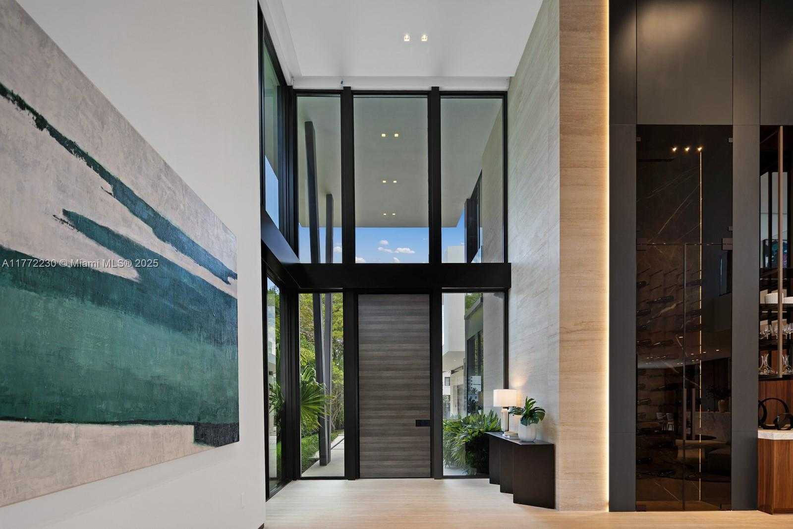 Small Image of 5515 PINE TREE DR, Miami Beach Number 6