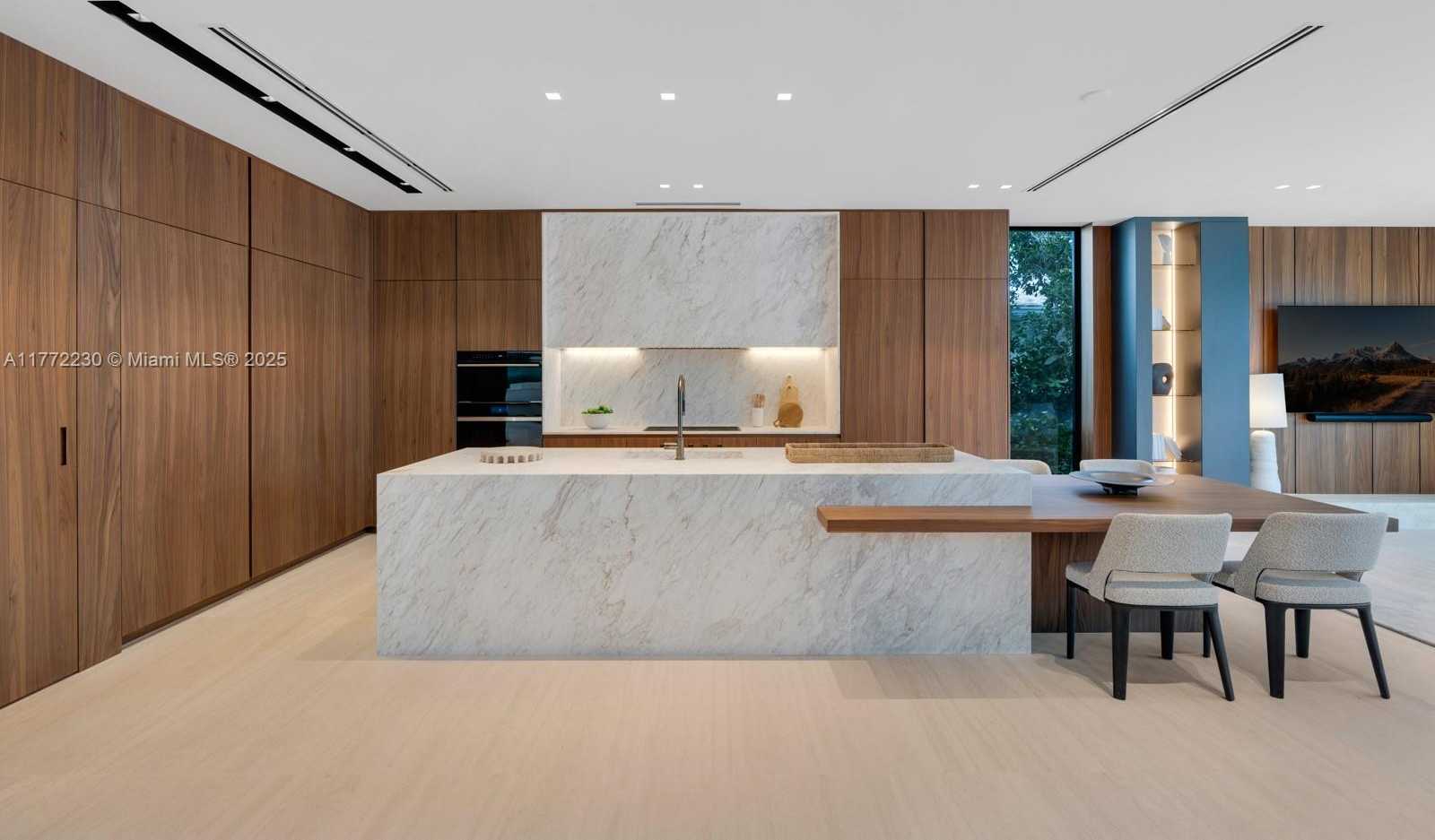 Small Image of 5515 PINE TREE DR, Miami Beach Number 9