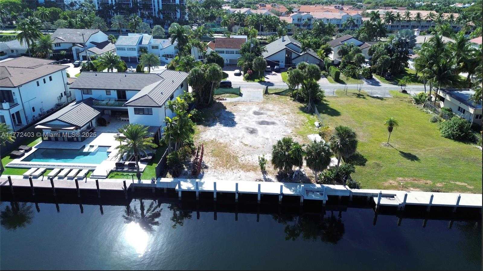Small Image of 460 HOLIDAY DR, Hallandale Beach Number 2