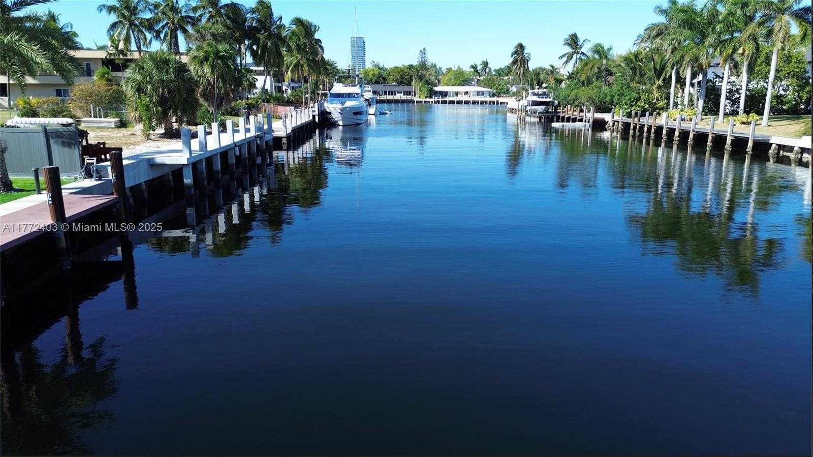 Small Image of 460 HOLIDAY DR, Hallandale Beach Number 24