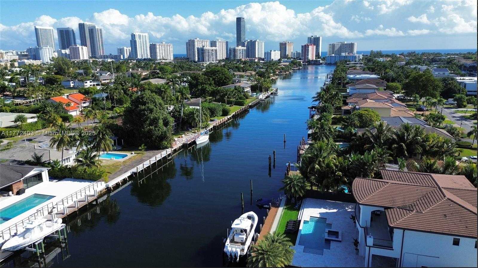 Small Image of 460 HOLIDAY DR, Hallandale Beach Number 25