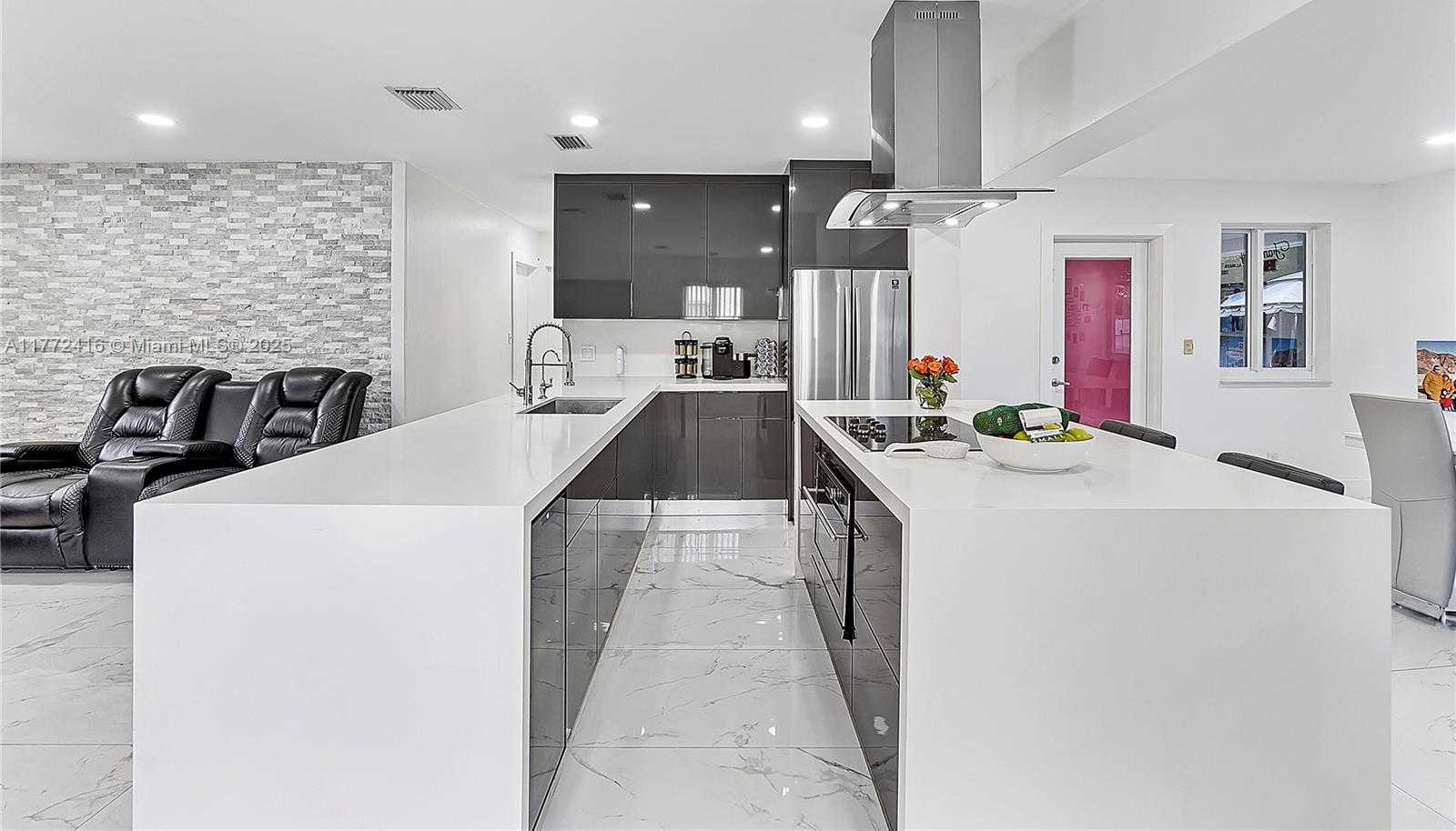 Small Image of 910 NORTH 70TH AVE, Hollywood Number 2