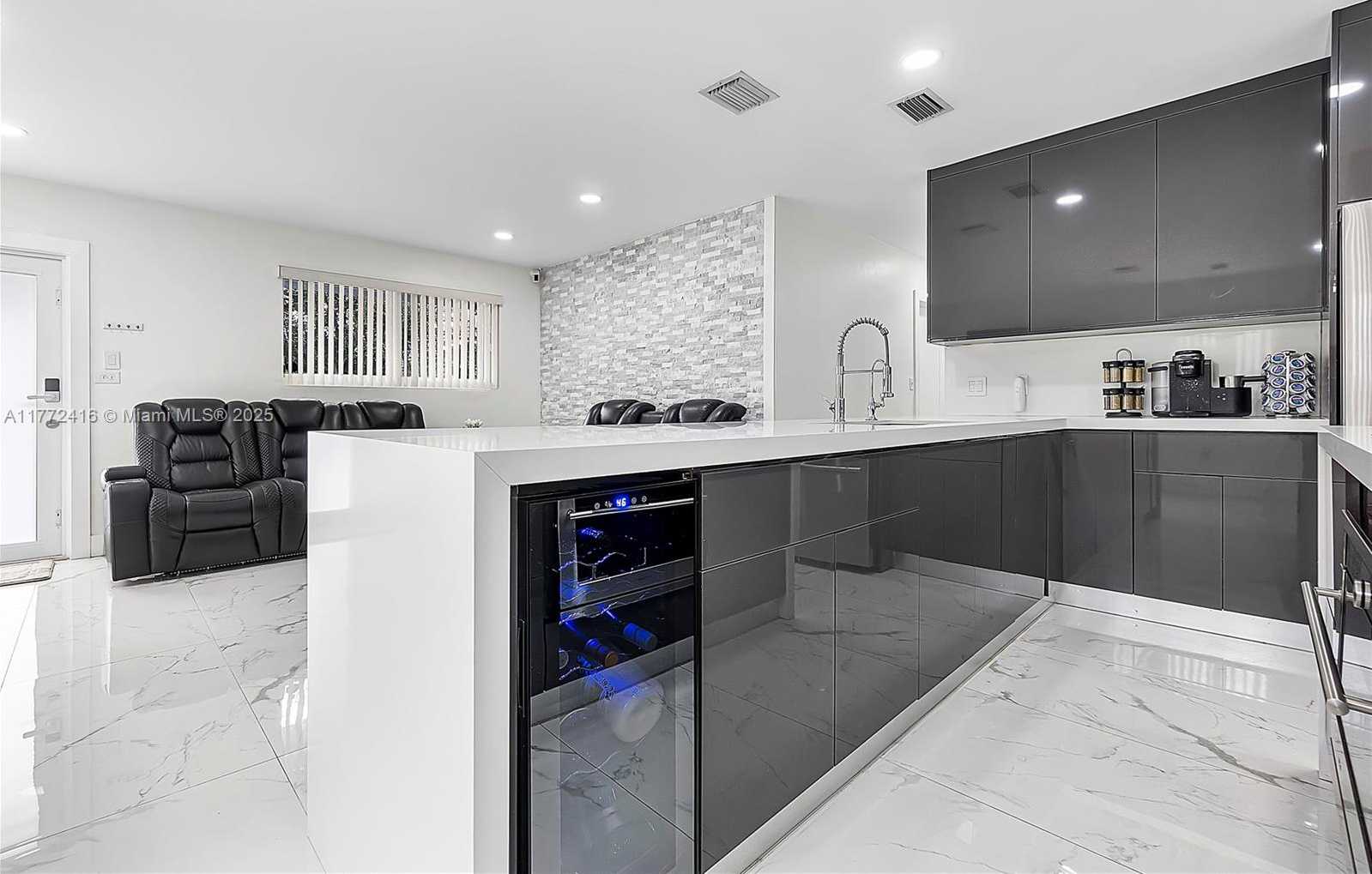 Small Image of 910 NORTH 70TH AVE, Hollywood Number 6