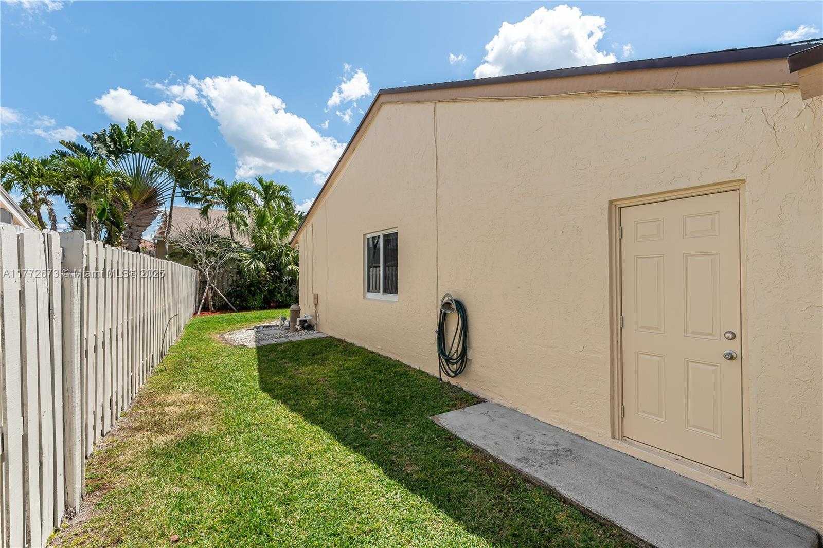 Small Image of 940 BLUE RIDGE WAY, Davie Number 31