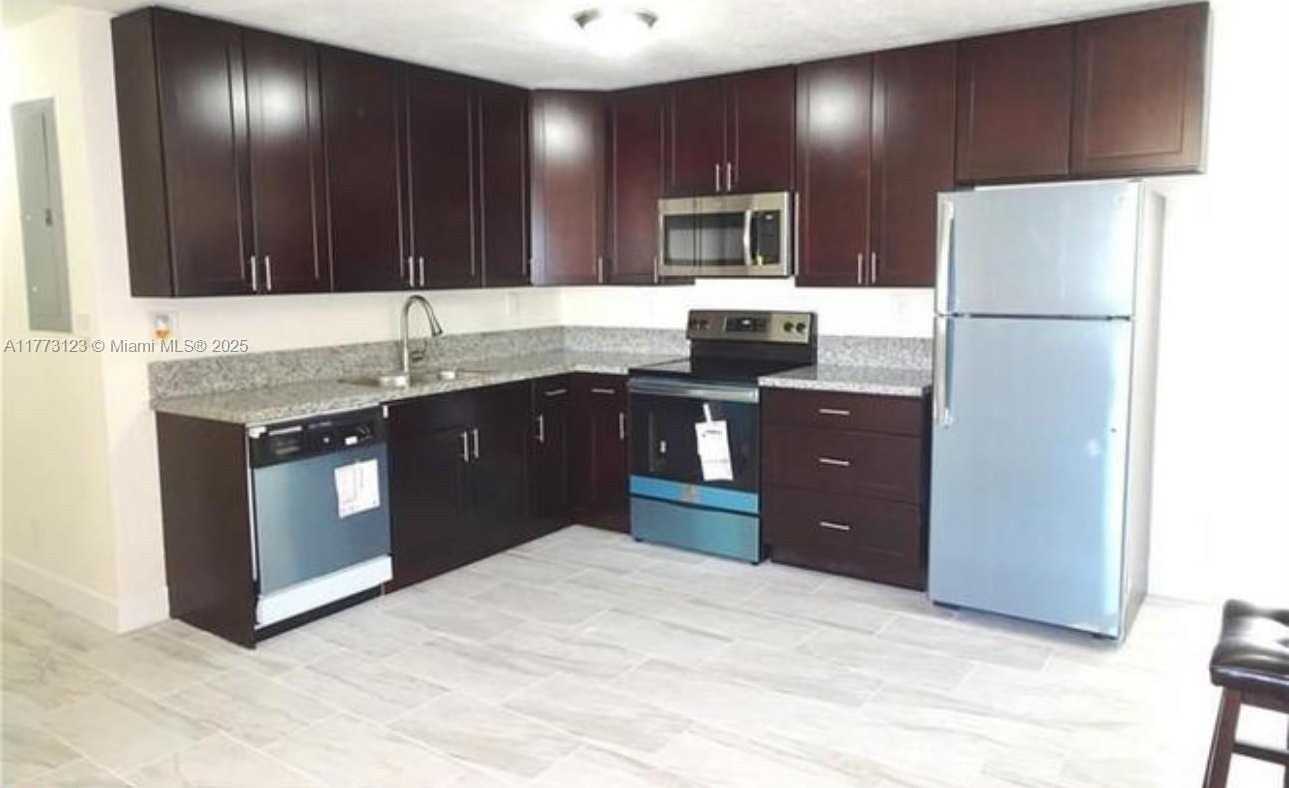 Small Image of 570 NORTH WEST 18TH ST, Pompano Beach Number 2