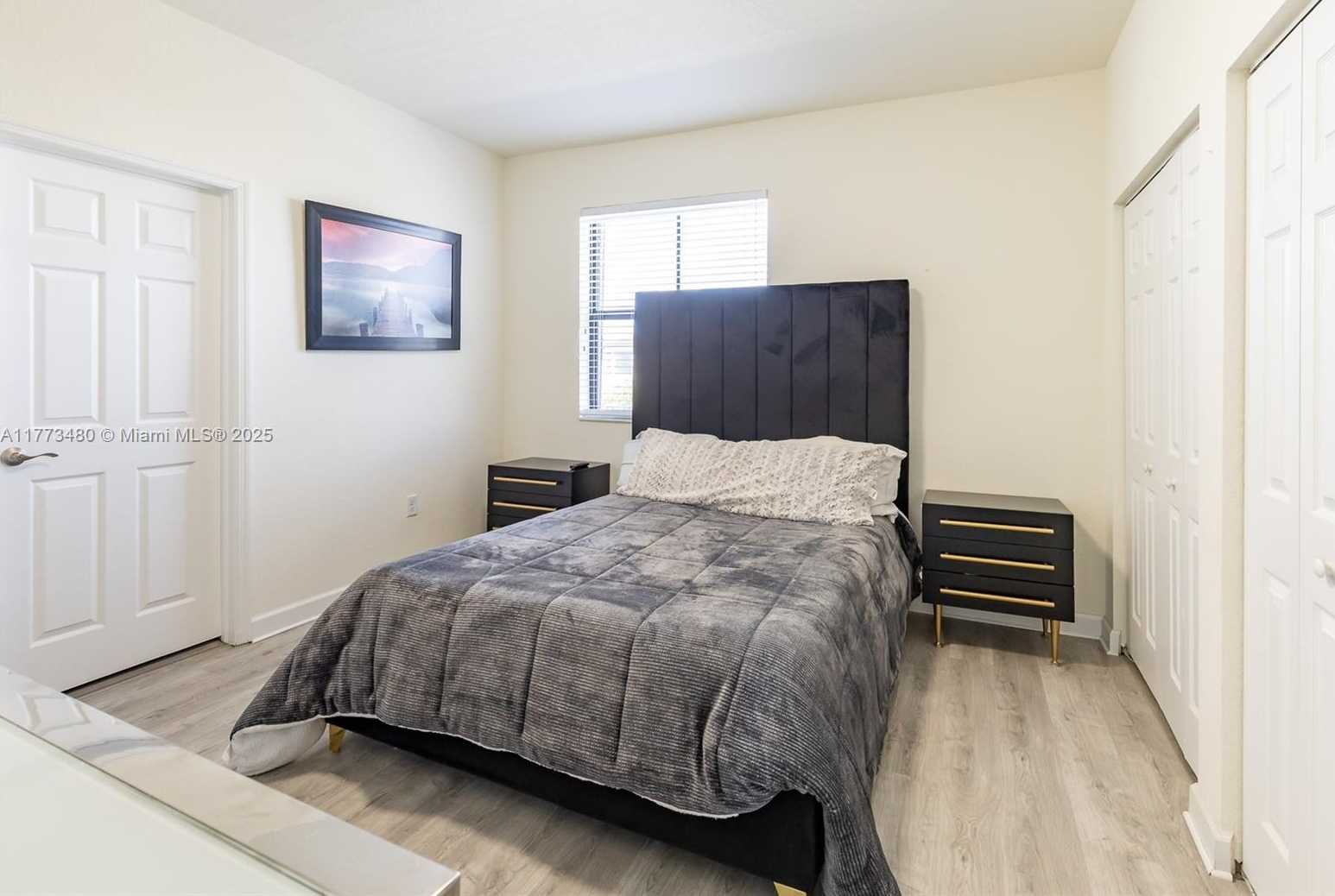 Small Image of 10572 WEST 35TH WAY, Hialeah Number 17