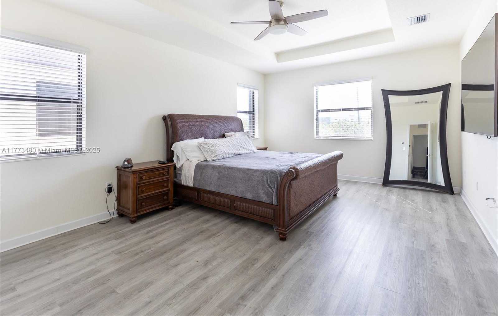 Small Image of 10572 WEST 35TH WAY, Hialeah Number 23