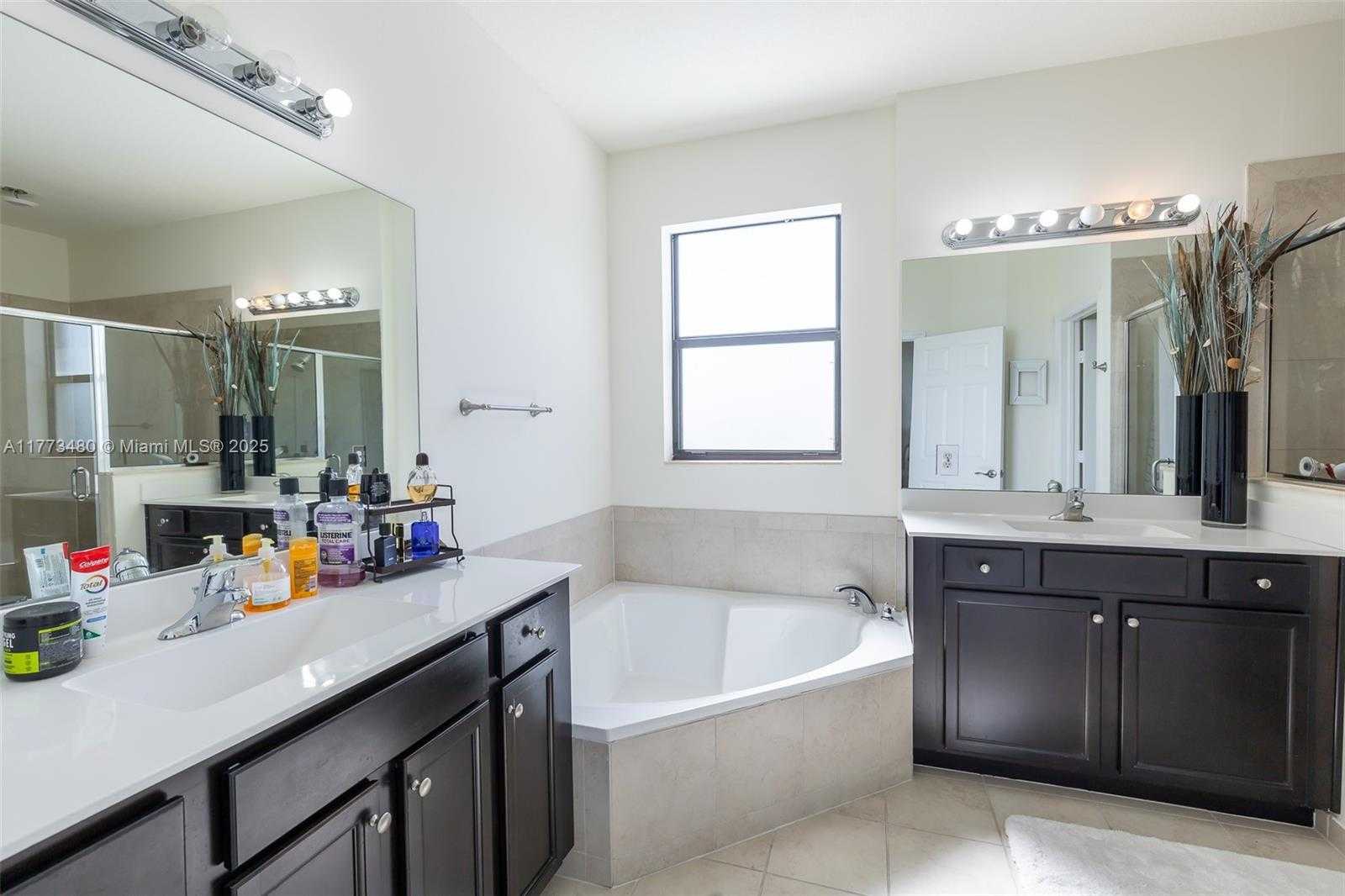 Small Image of 10572 WEST 35TH WAY, Hialeah Number 25