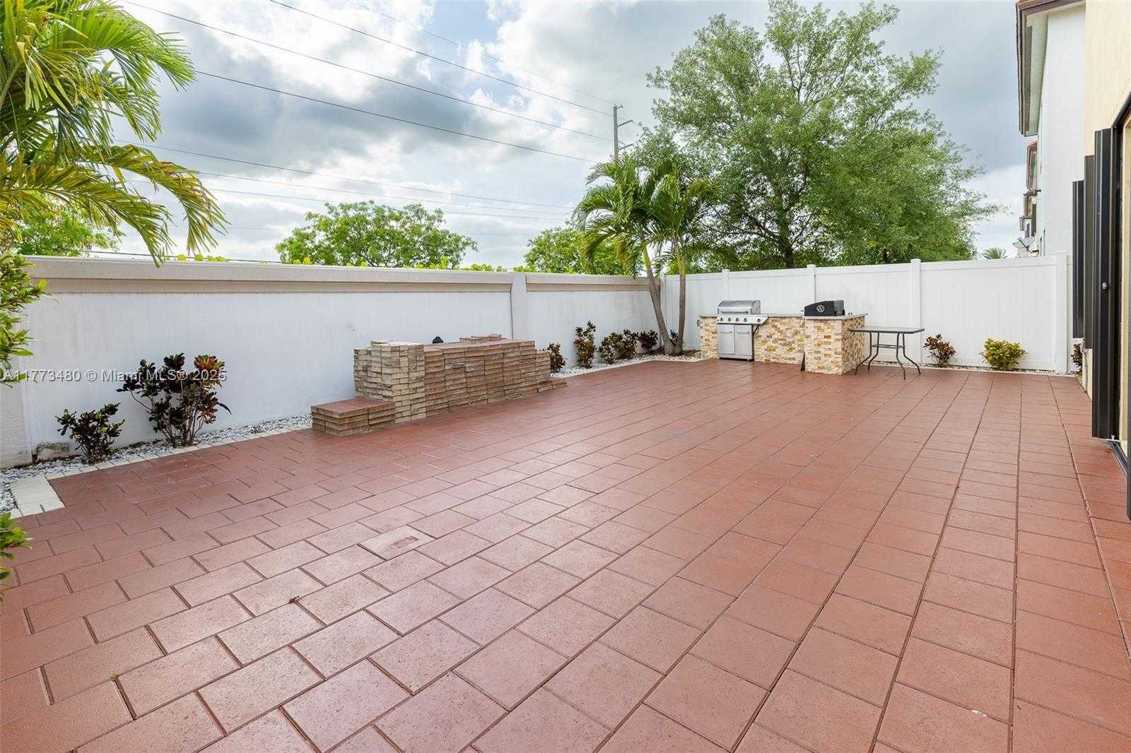 Small Image of 10572 WEST 35TH WAY, Hialeah Number 27