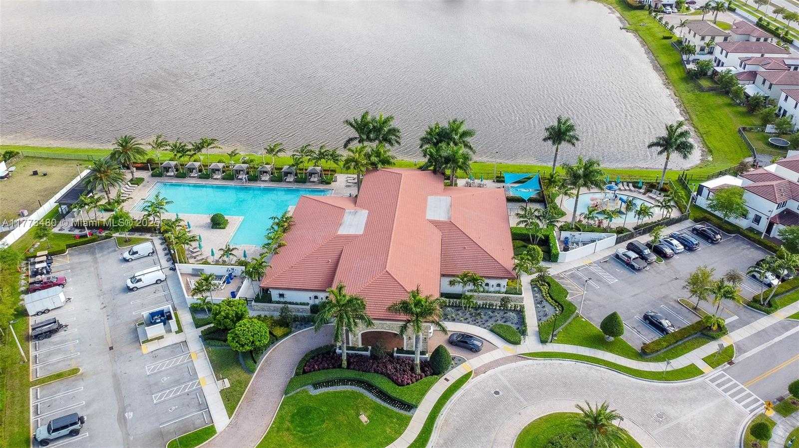 Small Image of 10572 WEST 35TH WAY, Hialeah Number 34