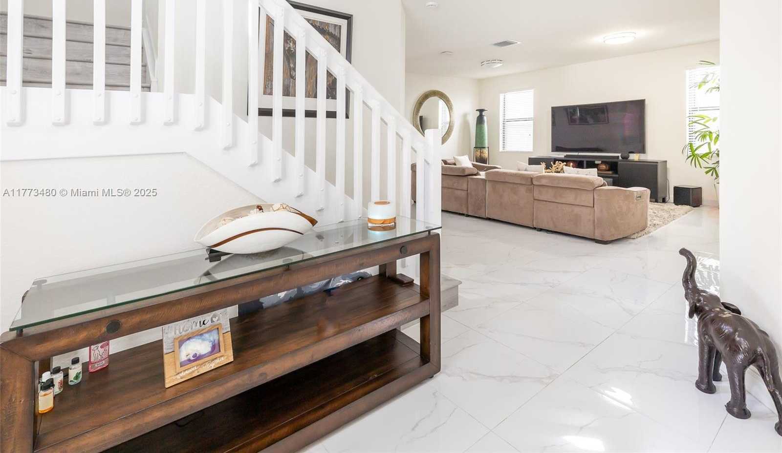 Small Image of 10572 WEST 35TH WAY, Hialeah Number 5