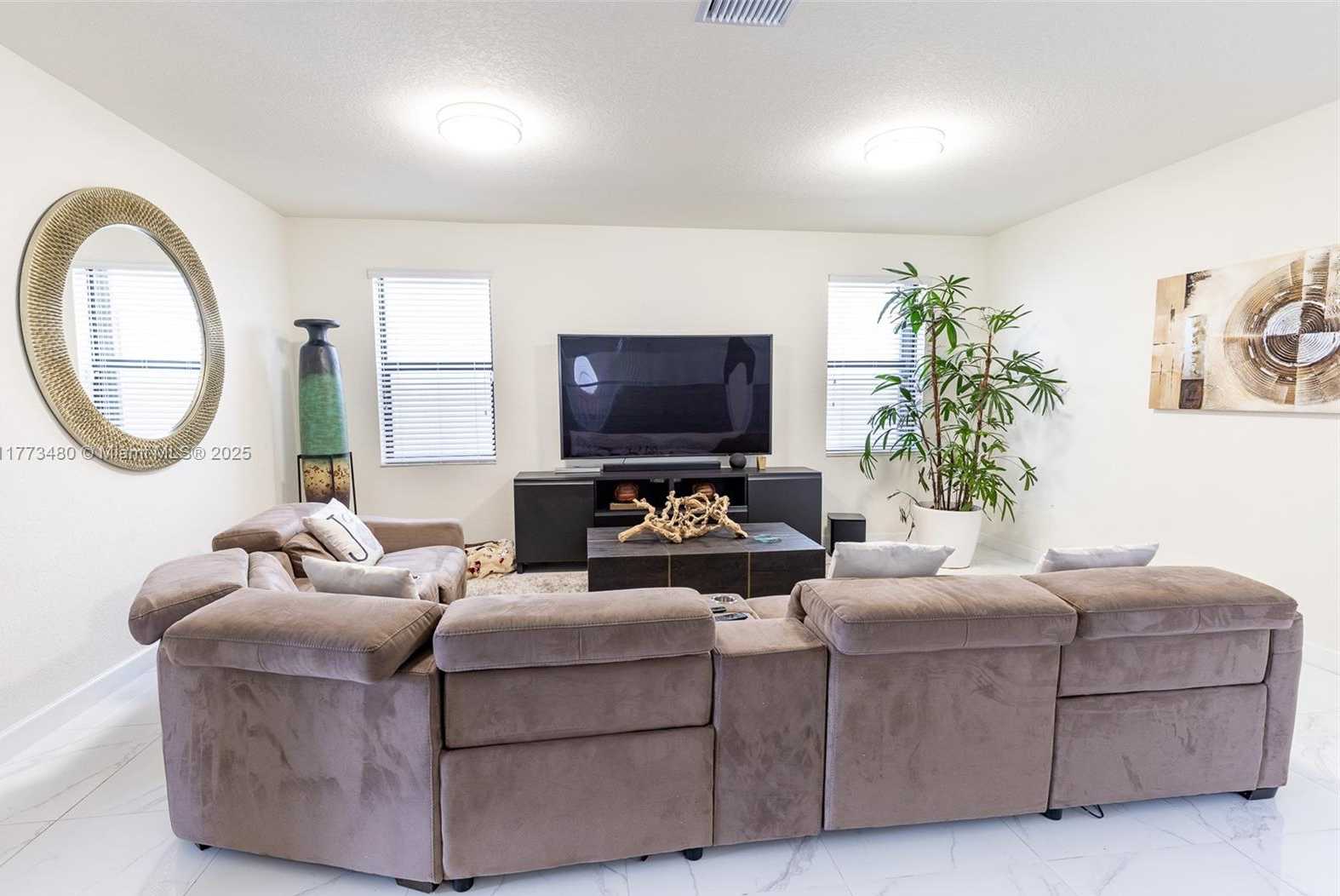 Small Image of 10572 WEST 35TH WAY, Hialeah Number 7