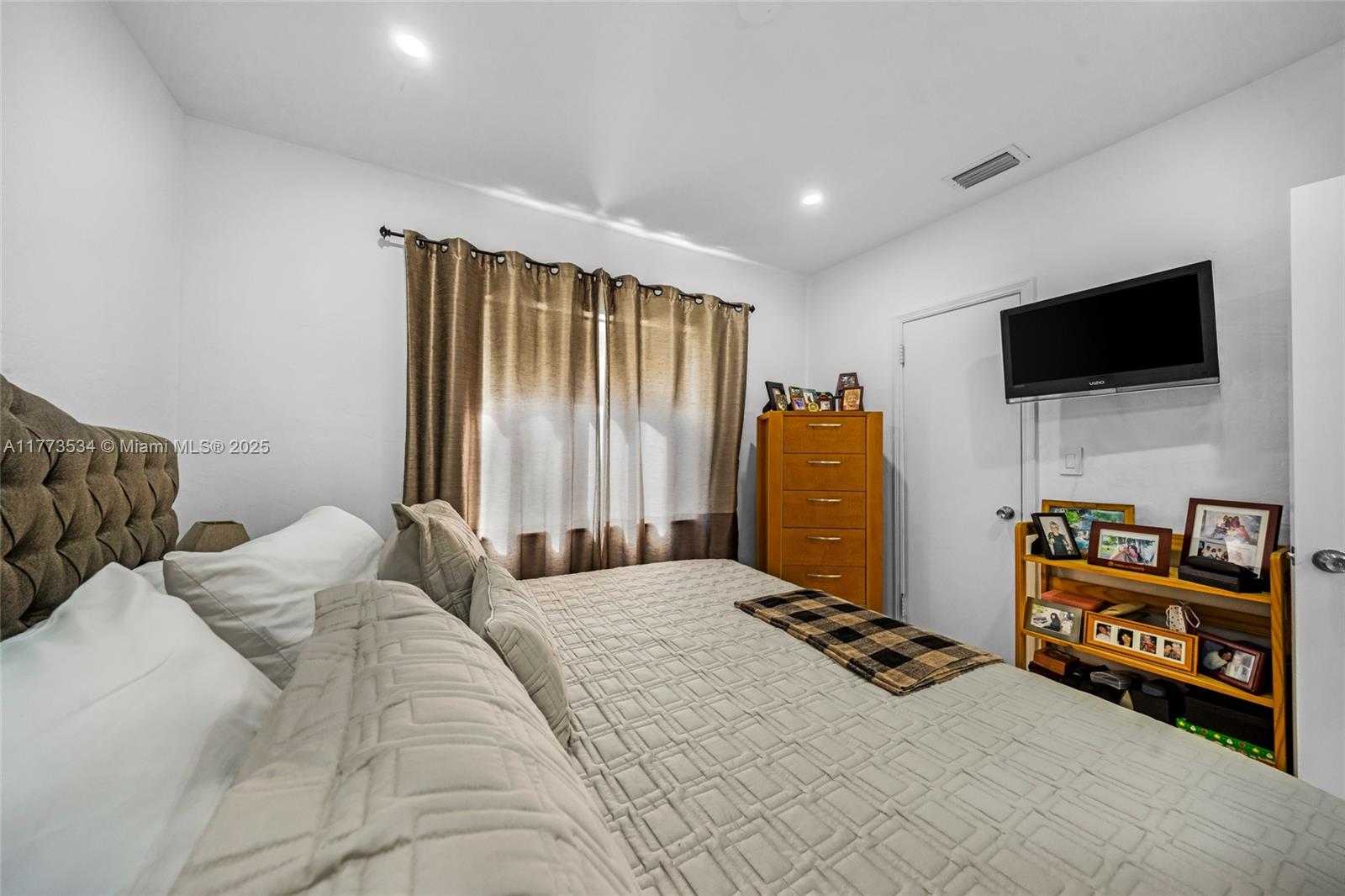 Small Image of 1980 NORTH EAST 173RD ST, North Miami Beach Number 14