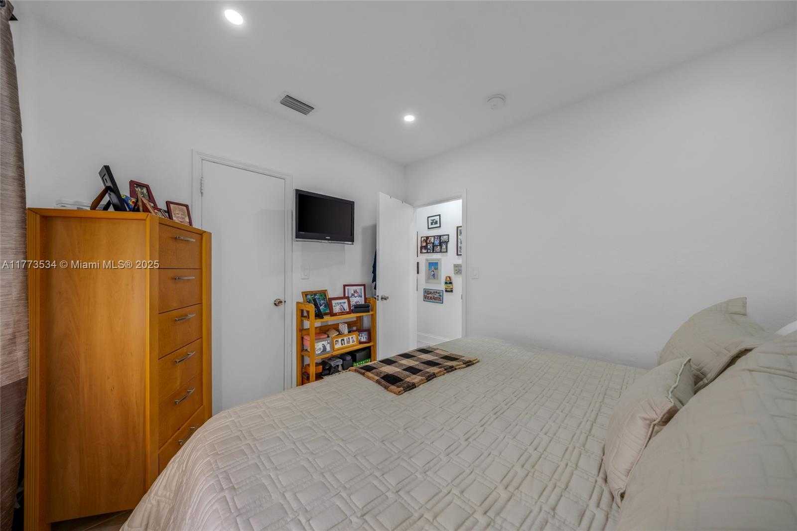Small Image of 1980 NORTH EAST 173RD ST, North Miami Beach Number 15