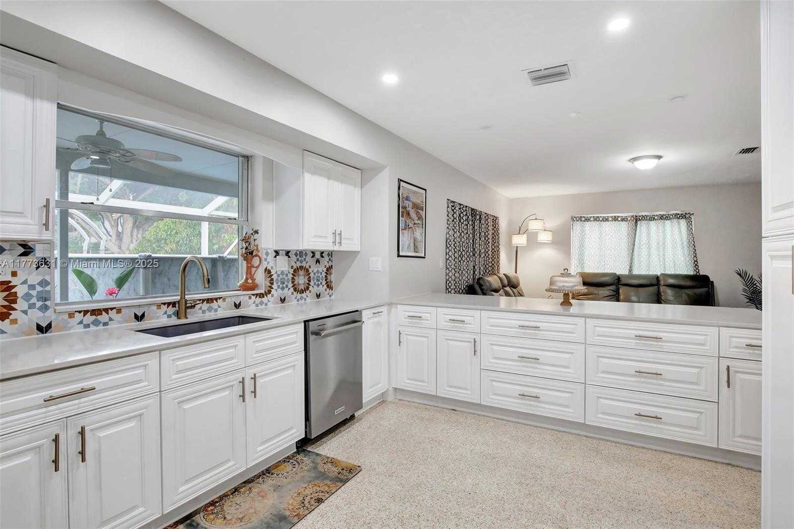 Small Image of 9460 NORTH WEST 3RD ST, Pembroke Pines Number 13