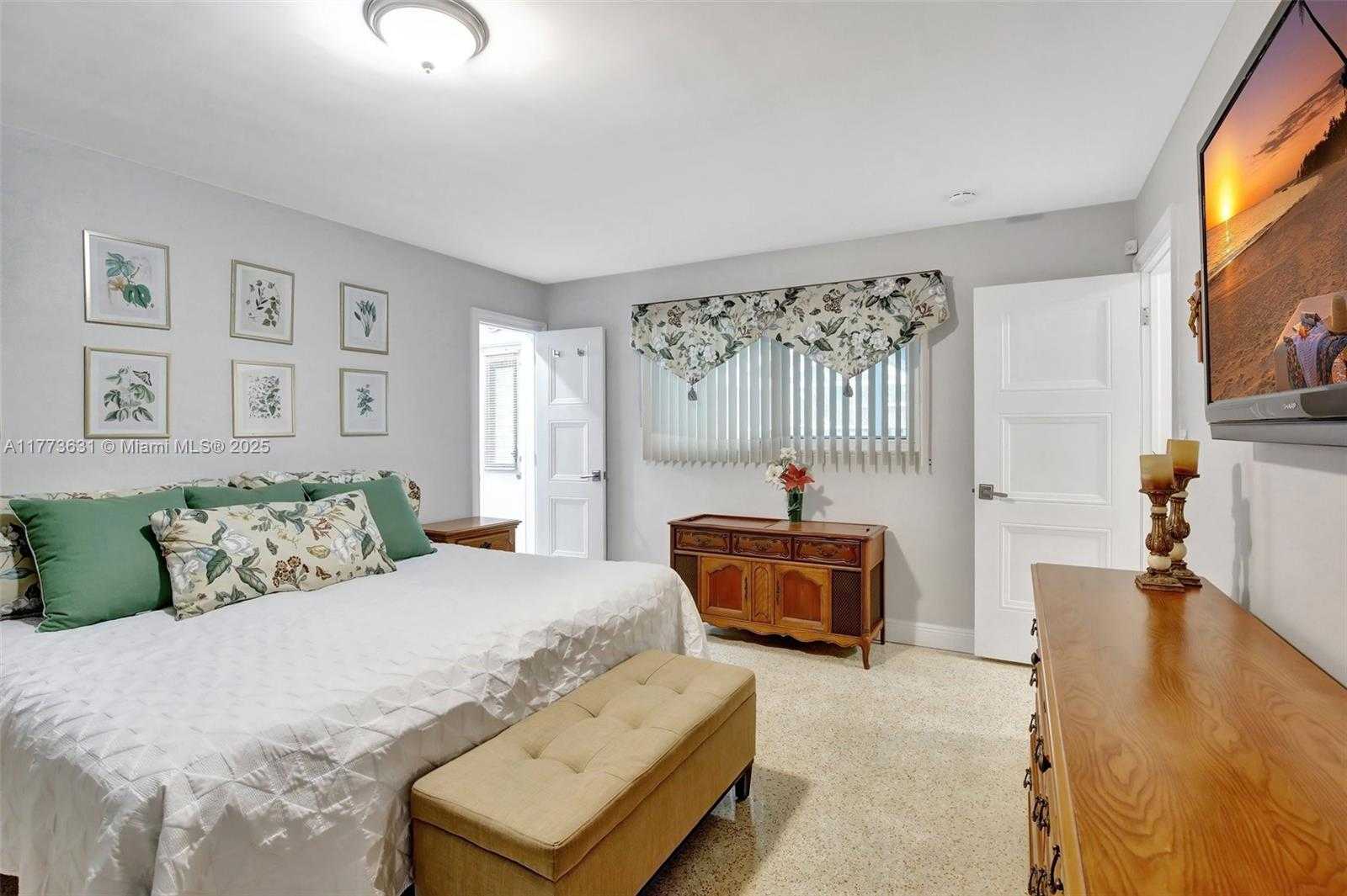 Small Image of 9460 NORTH WEST 3RD ST, Pembroke Pines Number 22