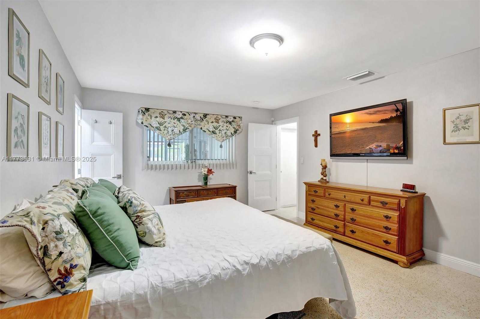 Small Image of 9460 NORTH WEST 3RD ST, Pembroke Pines Number 23
