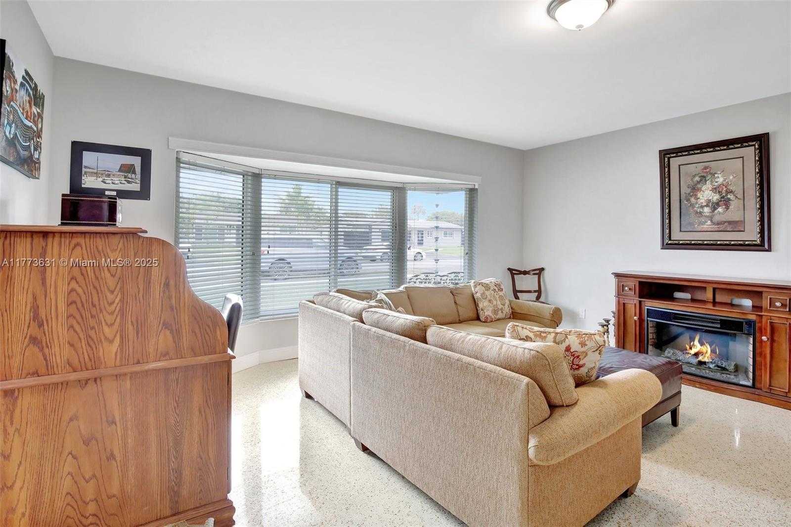 Small Image of 9460 NORTH WEST 3RD ST, Pembroke Pines Number 5