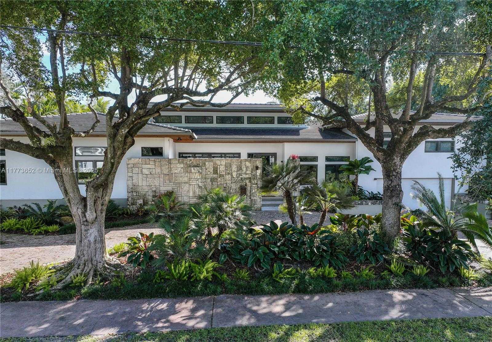 Small Image of 1060 ALFONSO AVE, Coral Gables Number 2