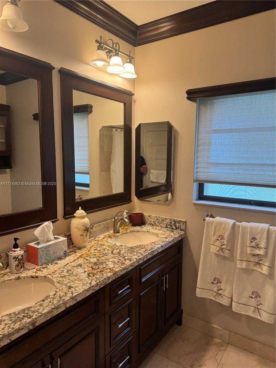 Small Image of 14679 GLENCAIRN RD, Miami Lakes Number 12