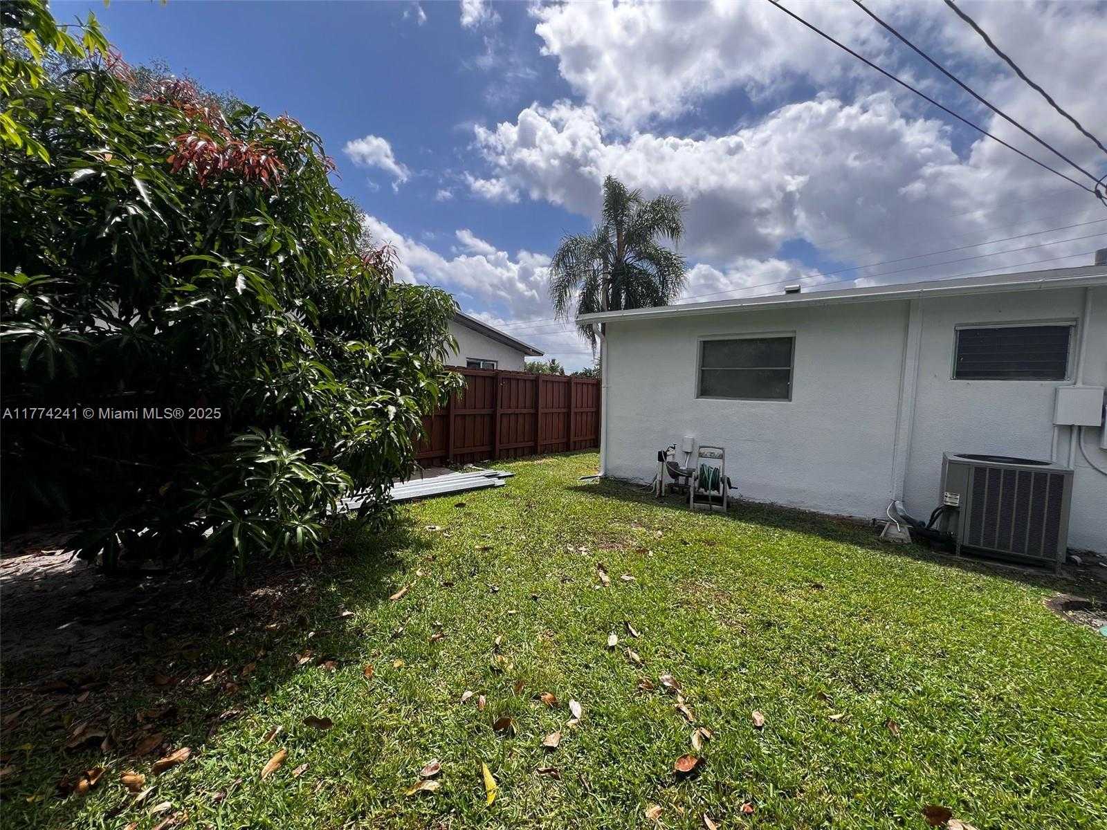Small Image of 6761 SHERIDAN ST, Hollywood Number 16