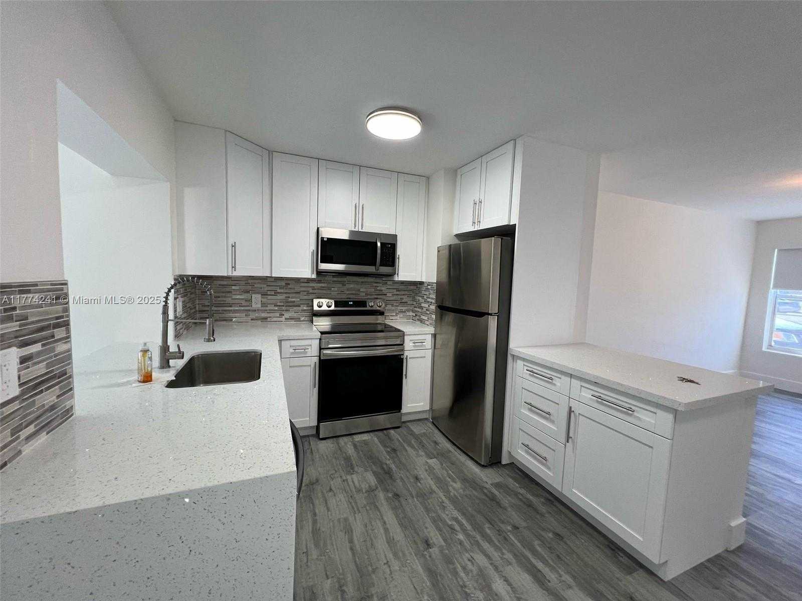 Small Image of 6761 SHERIDAN ST, Hollywood Number 2