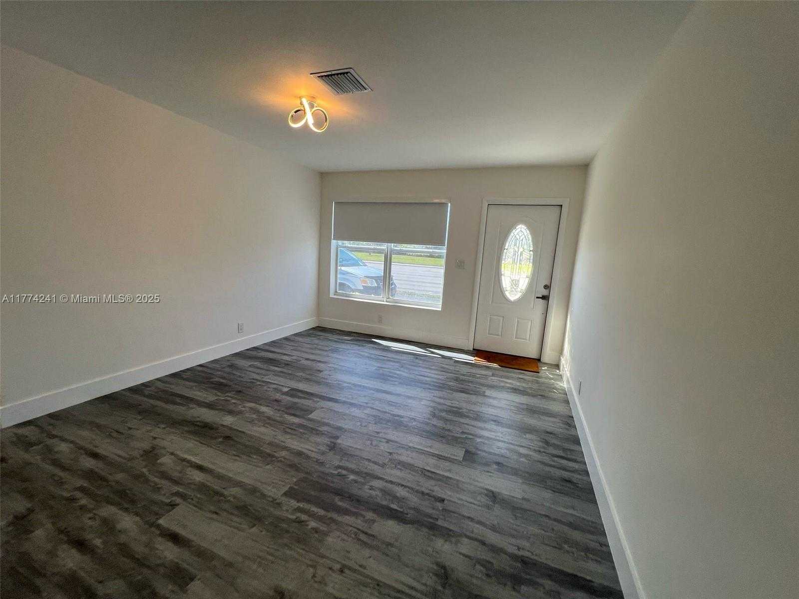 Small Image of 6761 SHERIDAN ST, Hollywood Number 3