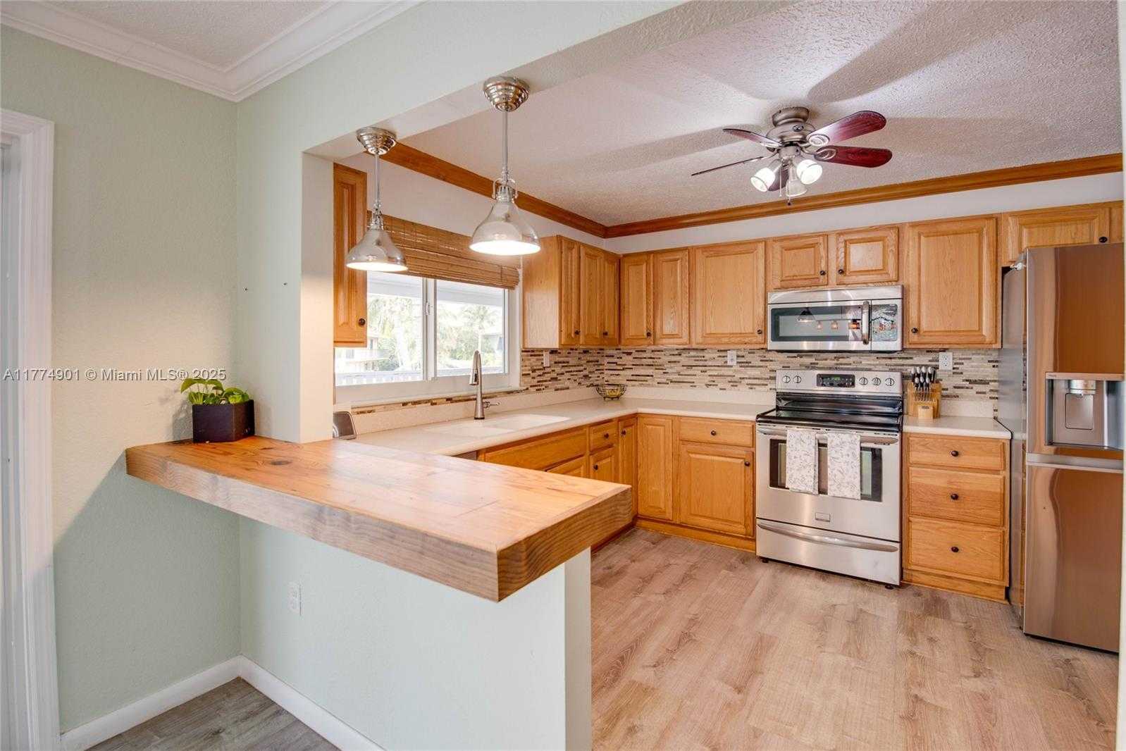 Small Image of 17081 WEST STARFISH LN W, Sugarloaf Number 5