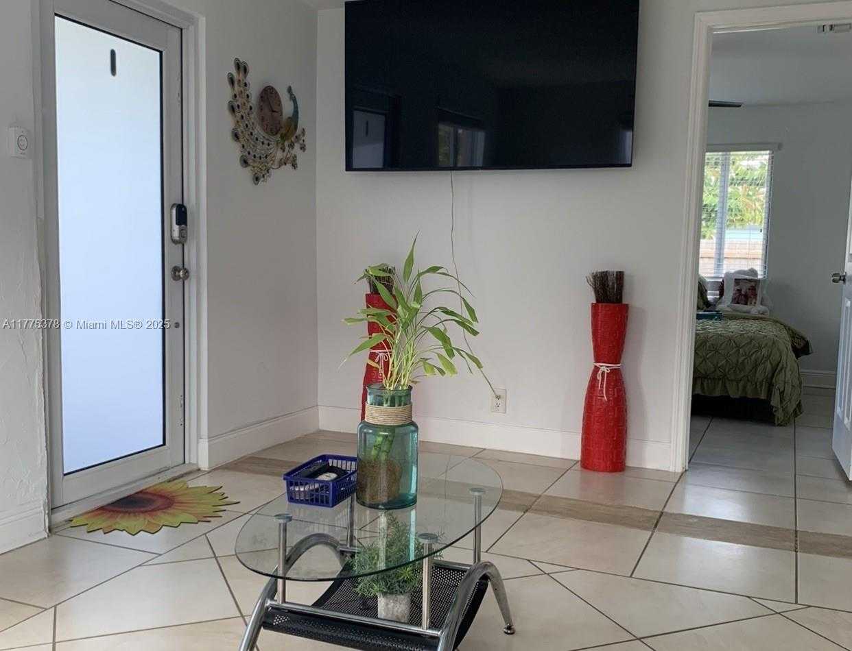 Small Image of 2514 ADAMS ST, Hollywood Number 2