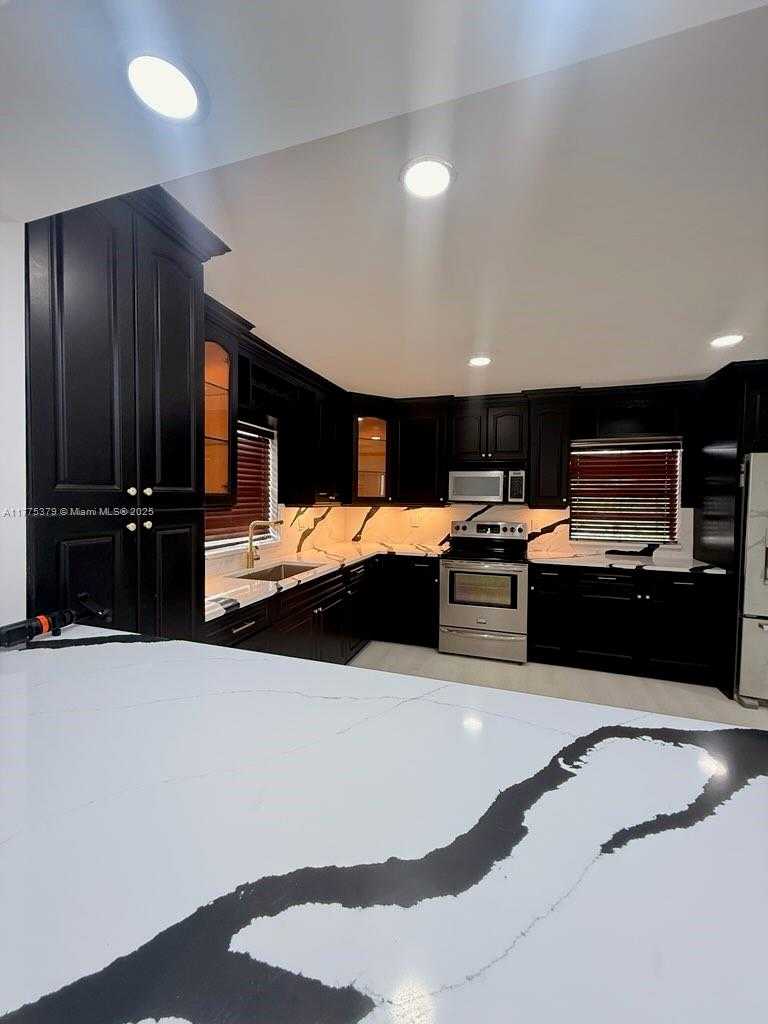 Small Image of 4529 SOUTH WEST 24TH ST, Fort Lauderdale Number 2