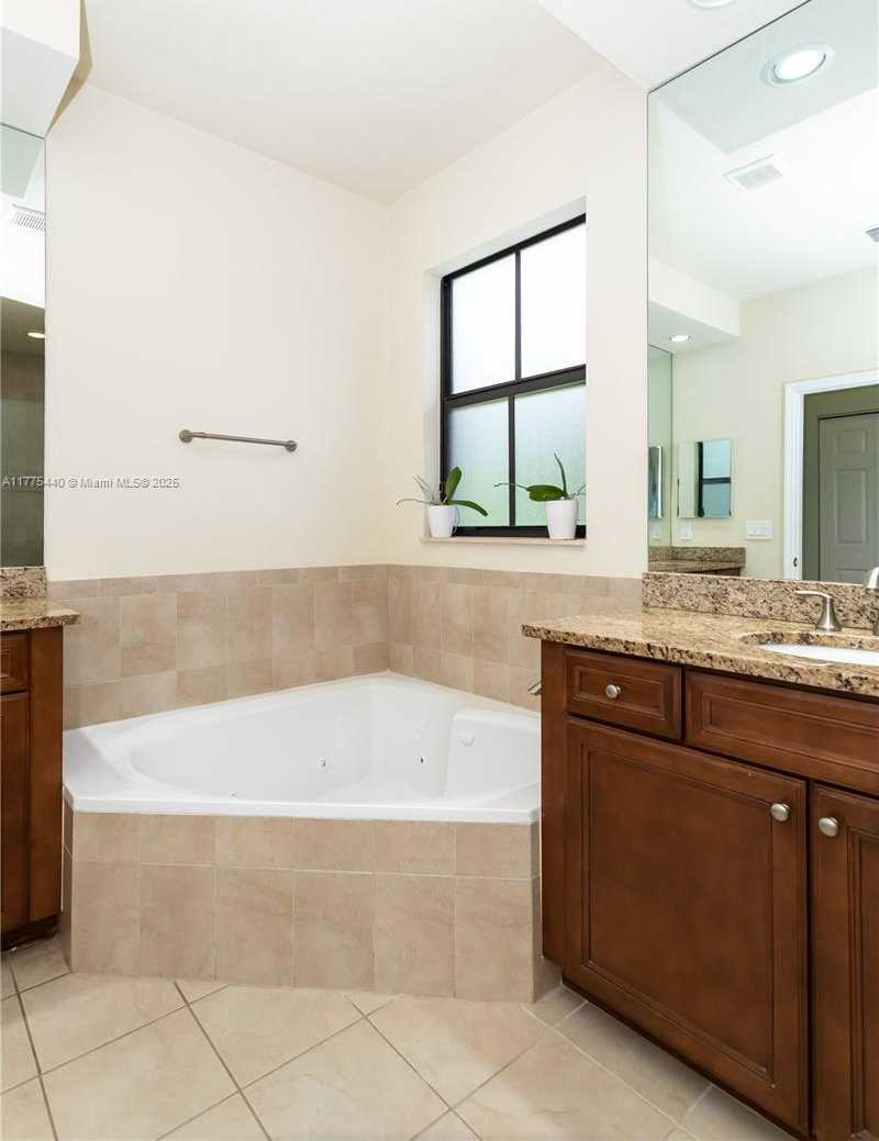 Small Image of 10013 NORTH WEST 89TH TER, Doral Number 29