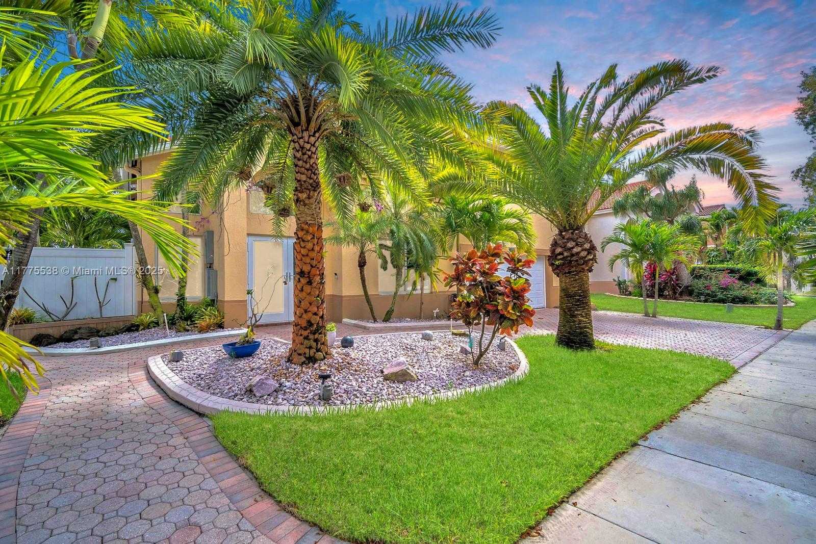 Small Image of 11210 ROCKINGHORSE RD, Cooper City Number 3