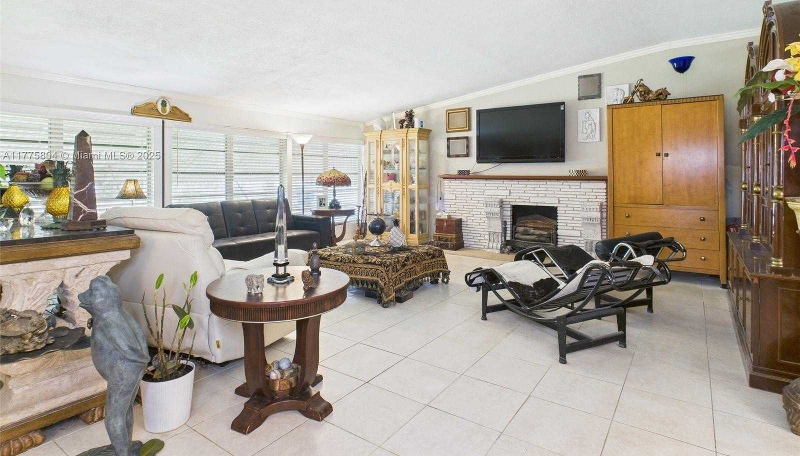 Small Image of 19341 HOLIDAY RD, Cutler Bay Number 10