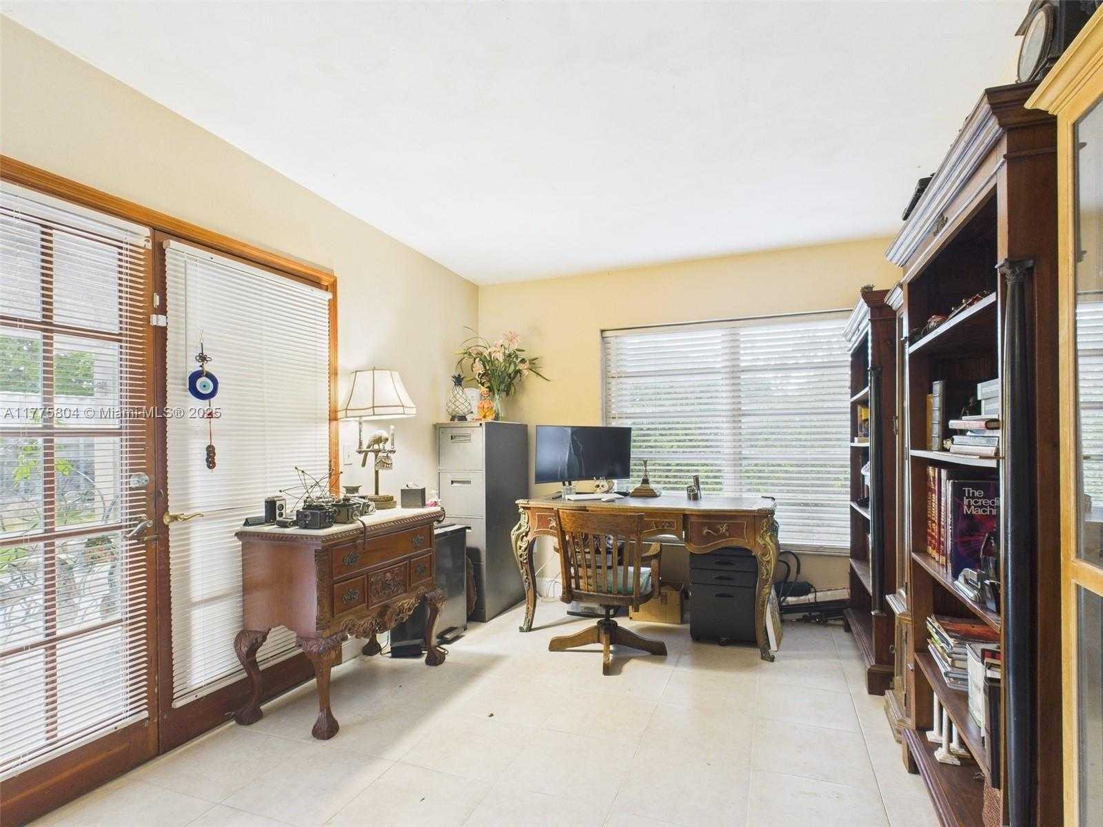 Small Image of 19341 HOLIDAY RD, Cutler Bay Number 17