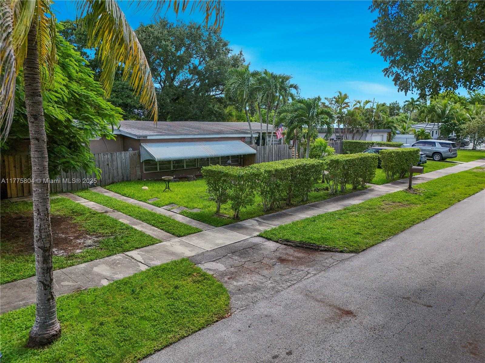 Small Image of 19341 HOLIDAY RD, Cutler Bay Number 2