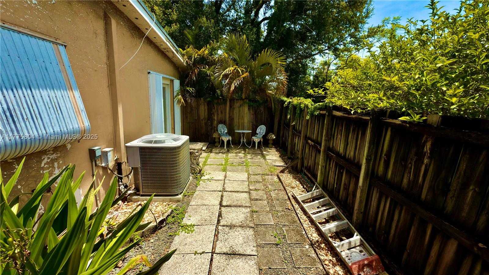 Small Image of 19341 HOLIDAY RD, Cutler Bay Number 3