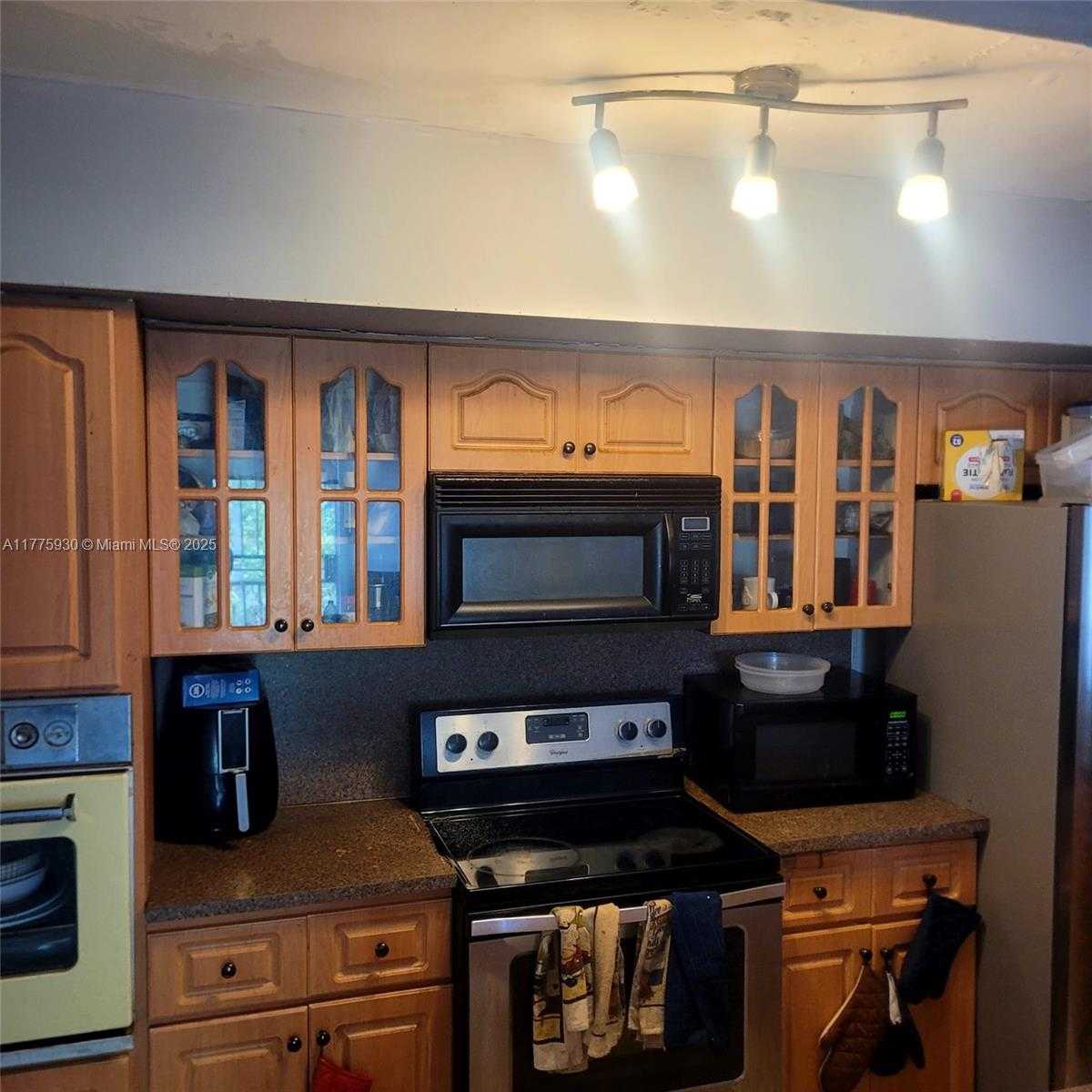 Small Image of 975 NORTH EAST 135TH ST, North Miami Number 9
