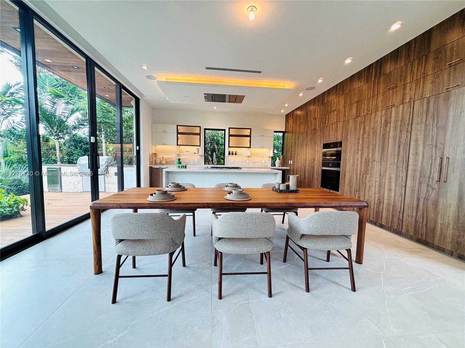 Small Image of 5825 ALTON RD, Miami Beach Number 3