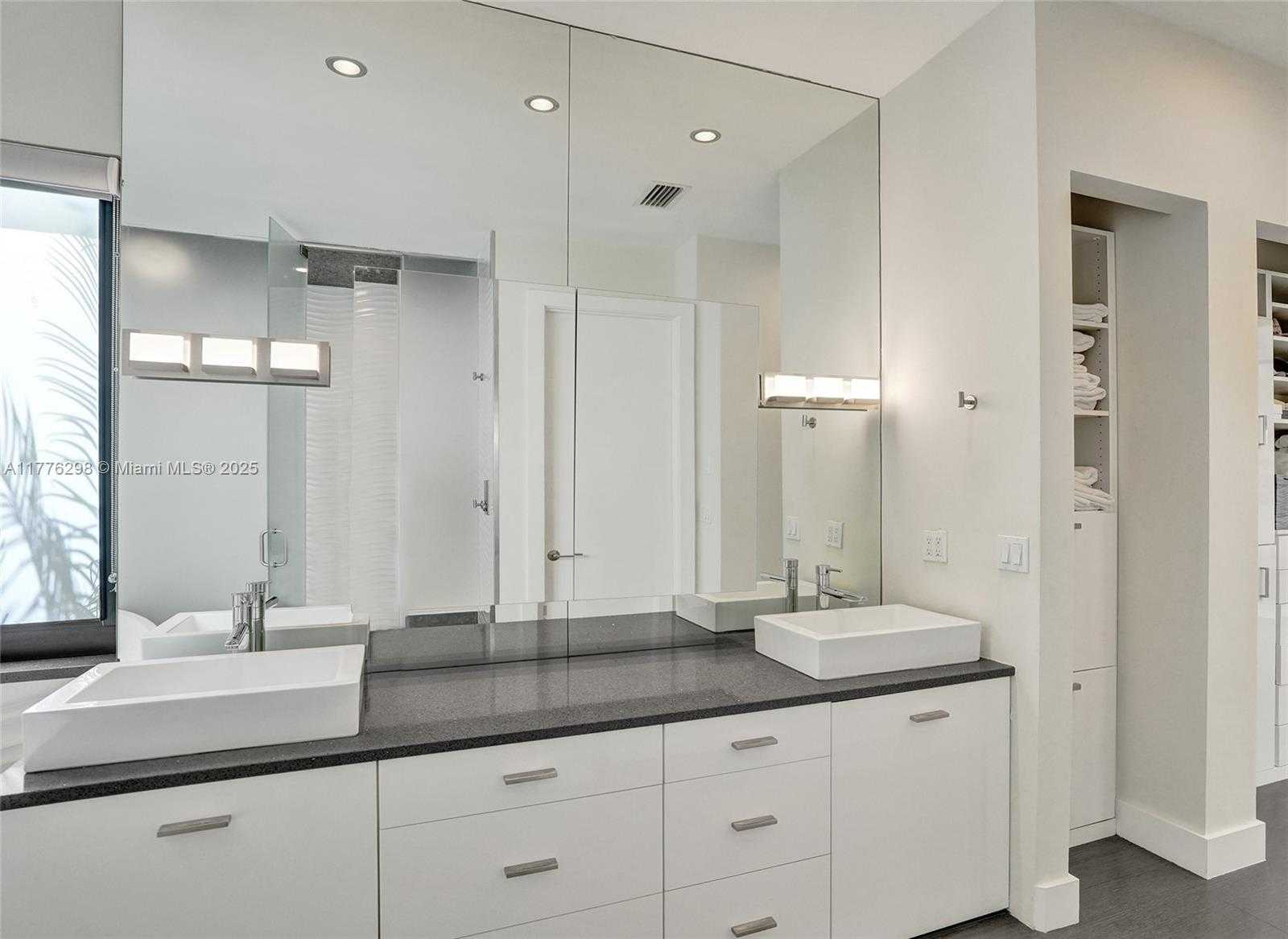 Small Image of 2340 AQUA VISTA BLVD, Fort Lauderdale Number 13