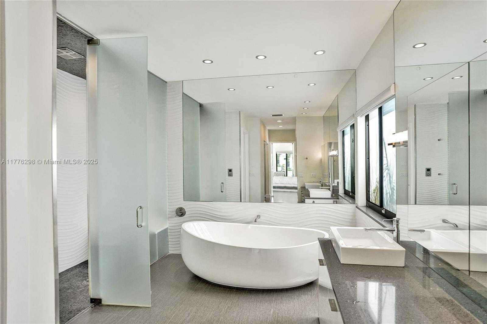 Small Image of 2340 AQUA VISTA BLVD, Fort Lauderdale Number 14