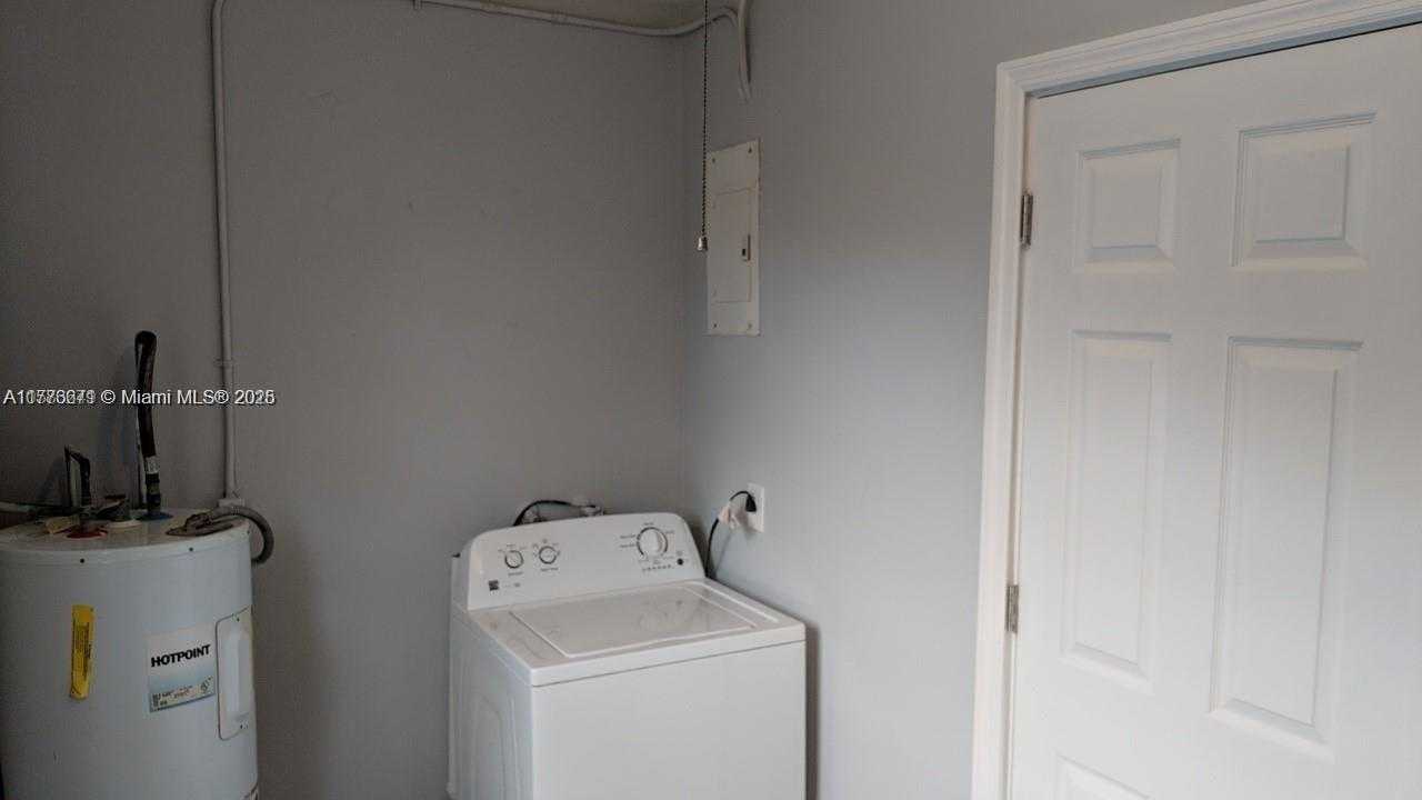 Small Image of 6461 EVANS ST, Hollywood Number 15