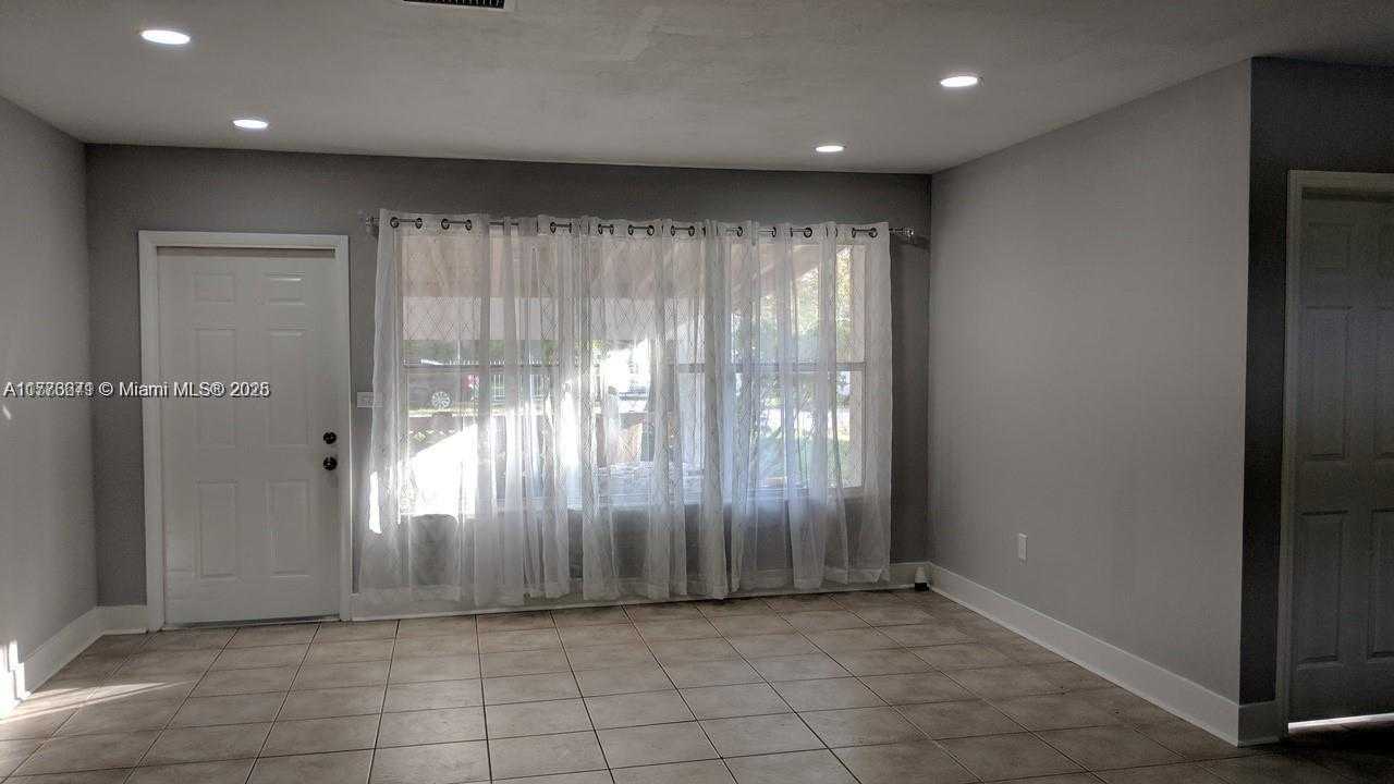 Small Image of 6461 EVANS ST, Hollywood Number 4